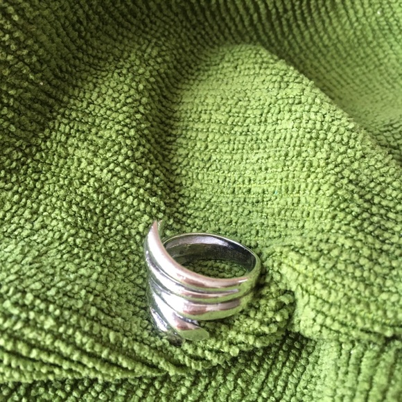Elegant Sterling Silver Women's Ring - Picture 5 of 5